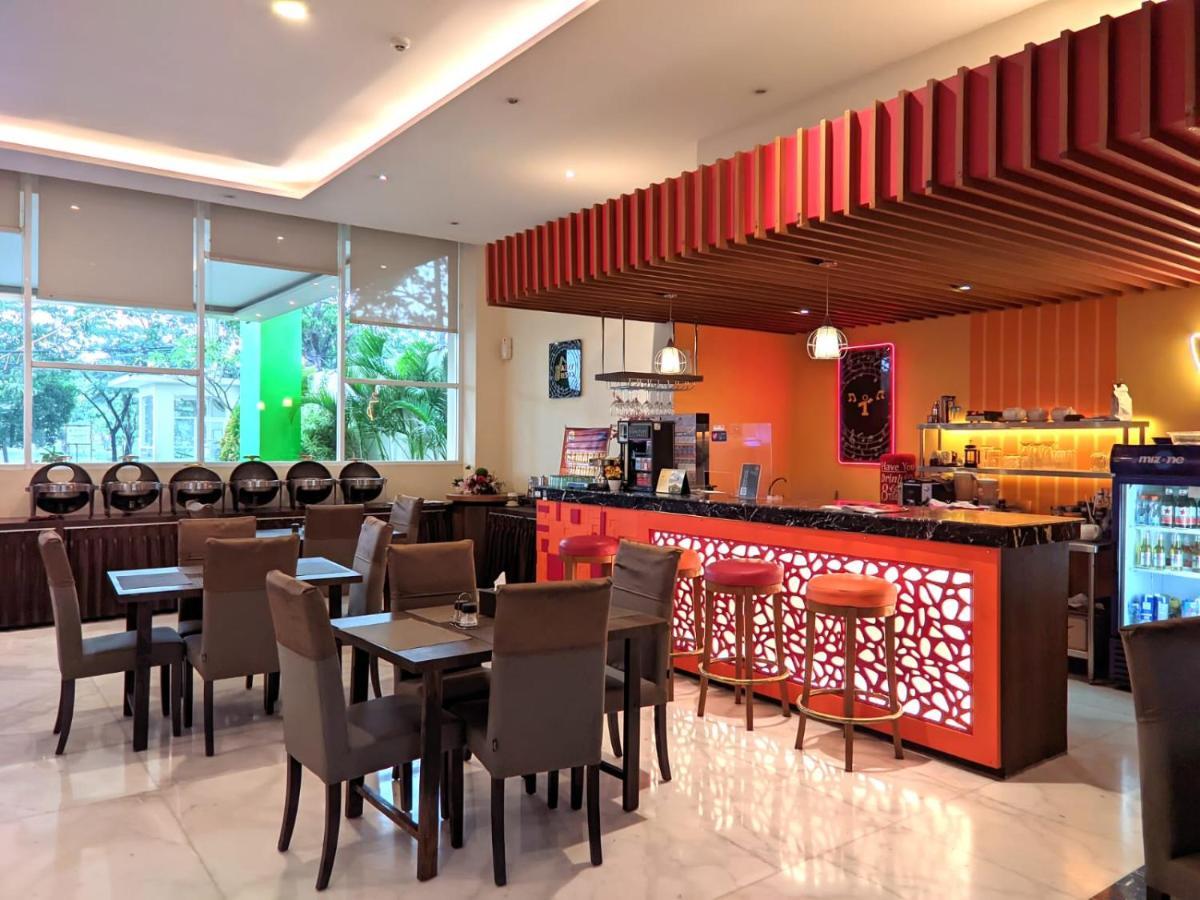 Front One Hotel Purwodadi Purwodadi  Buitenkant foto