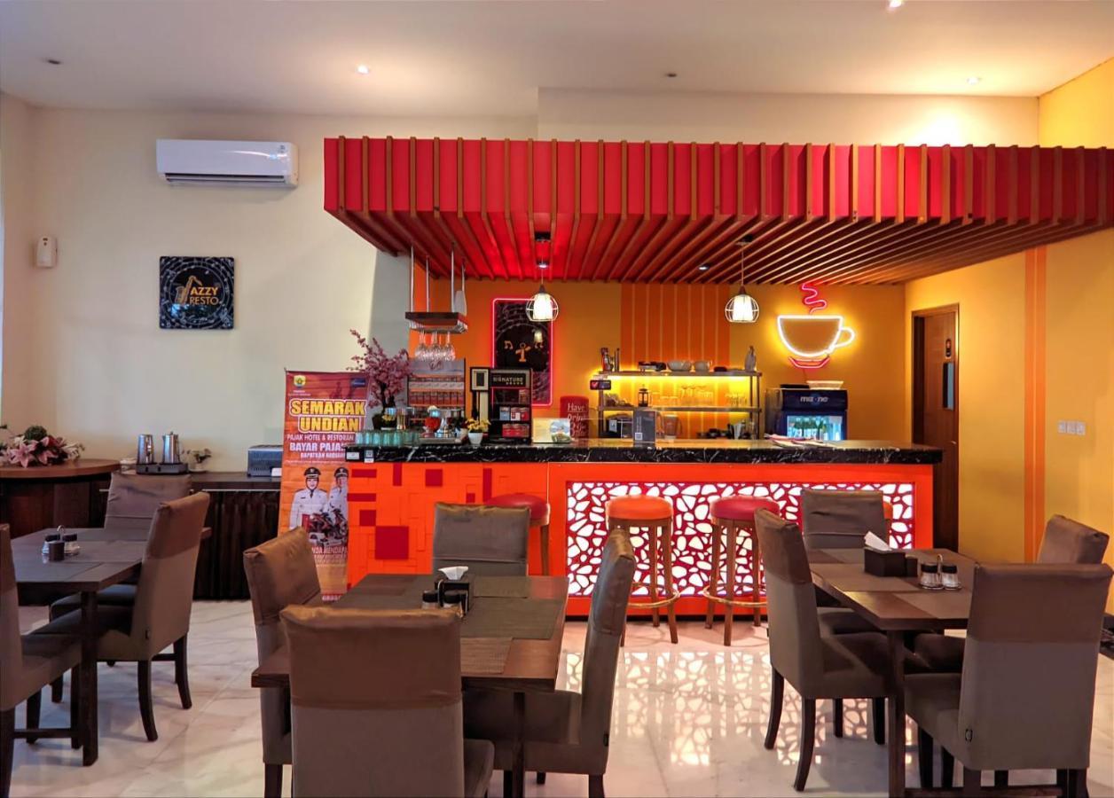 Front One Hotel Purwodadi Purwodadi  Buitenkant foto