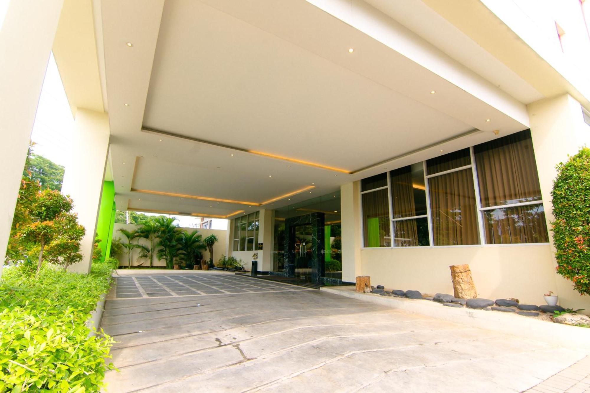 Front One Hotel Purwodadi Purwodadi  Buitenkant foto