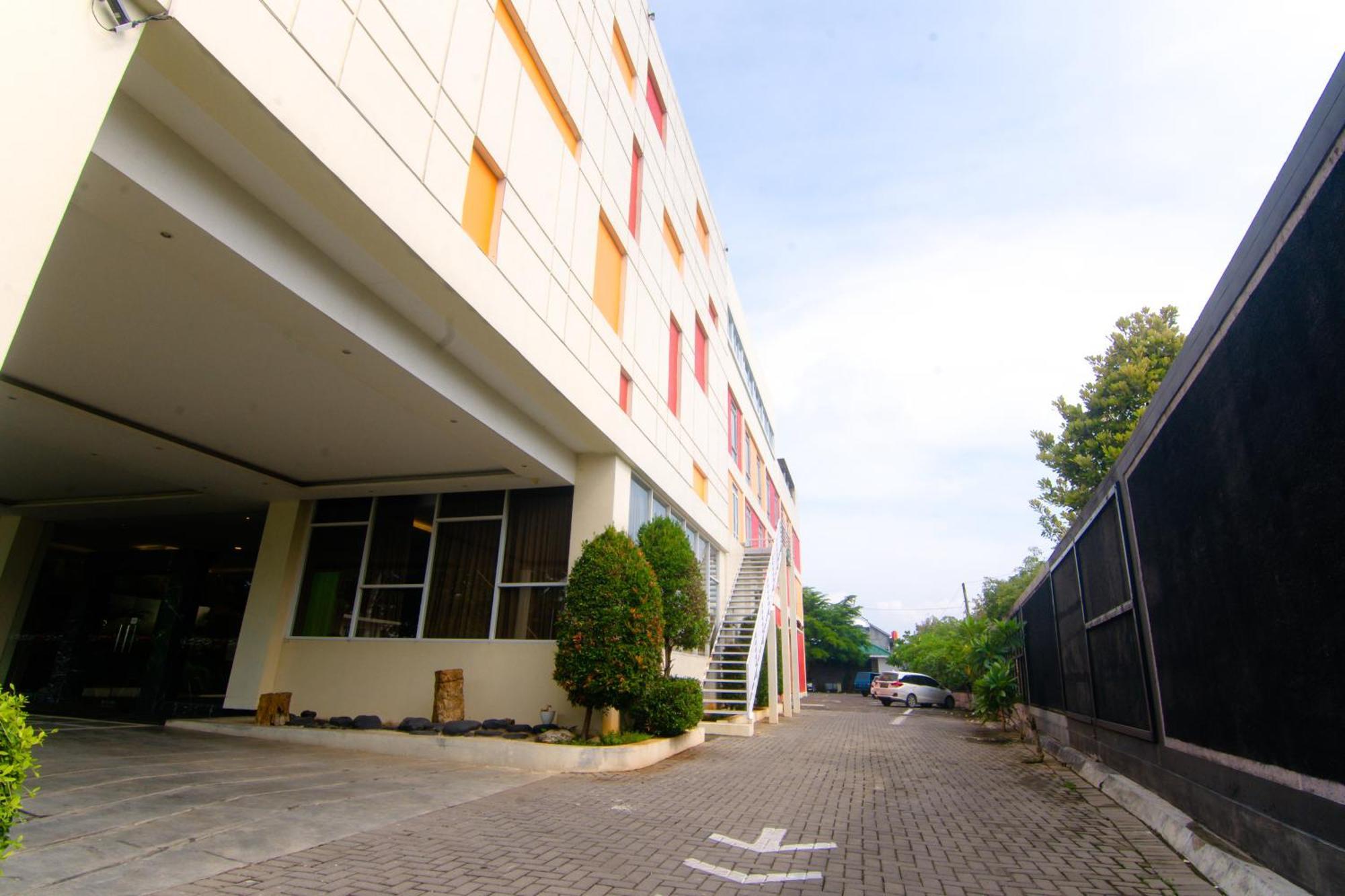 Front One Hotel Purwodadi Purwodadi  Buitenkant foto