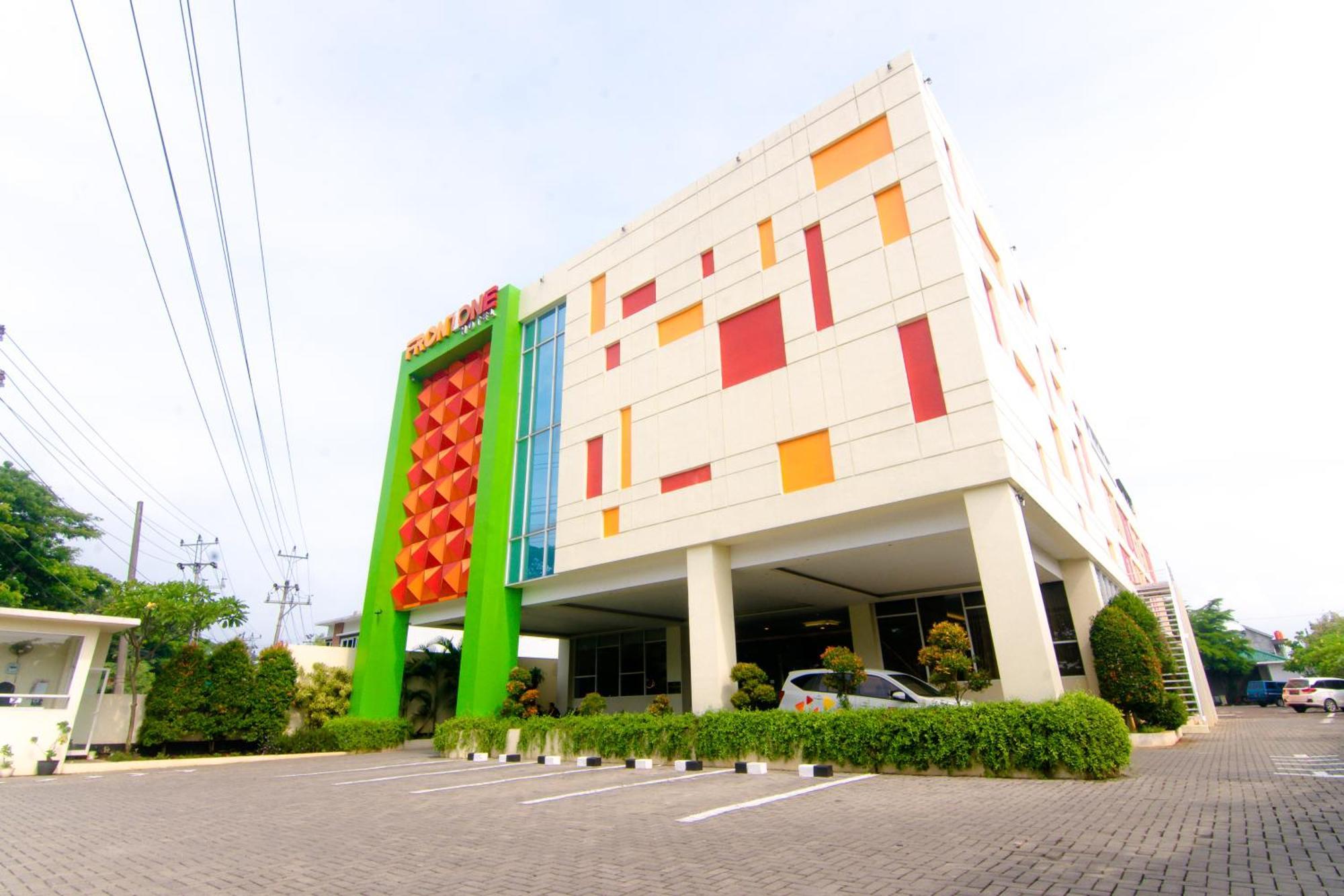 Front One Hotel Purwodadi Purwodadi  Buitenkant foto