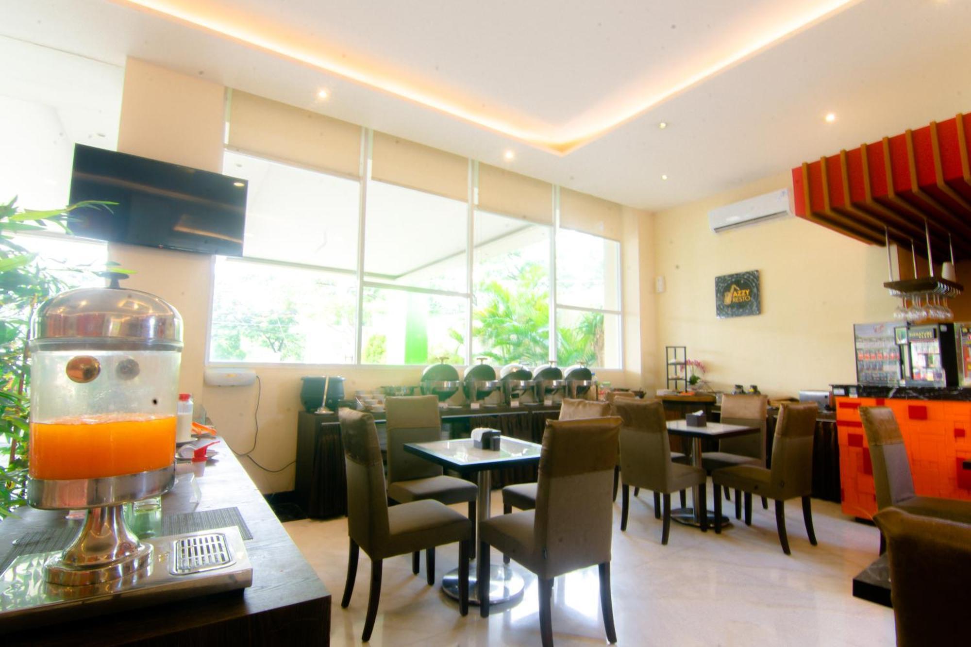 Front One Hotel Purwodadi Purwodadi  Buitenkant foto