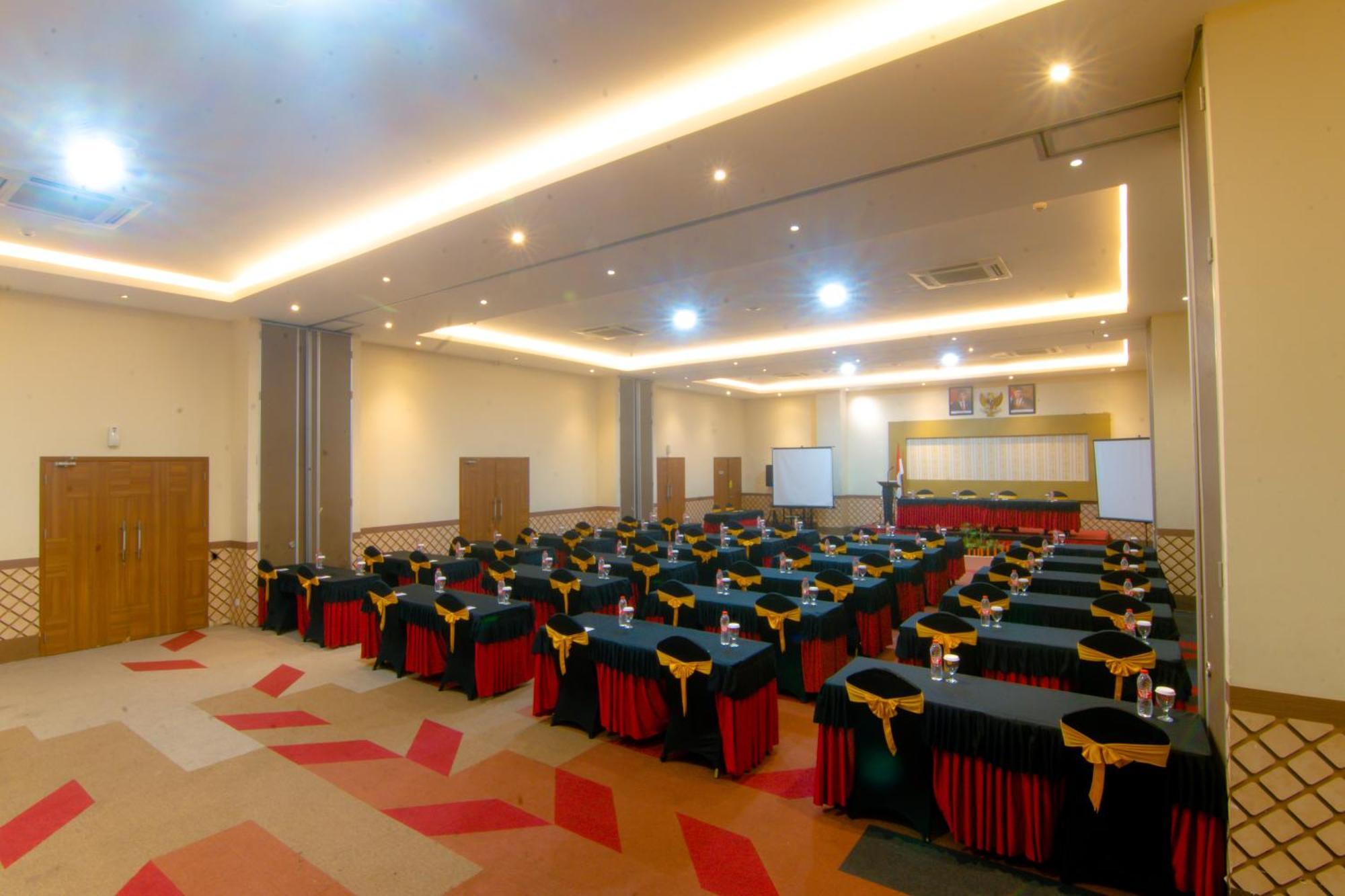Front One Hotel Purwodadi Purwodadi  Buitenkant foto