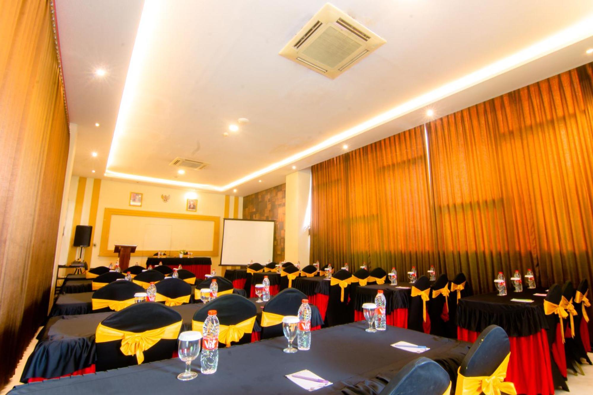 Front One Hotel Purwodadi Purwodadi  Buitenkant foto
