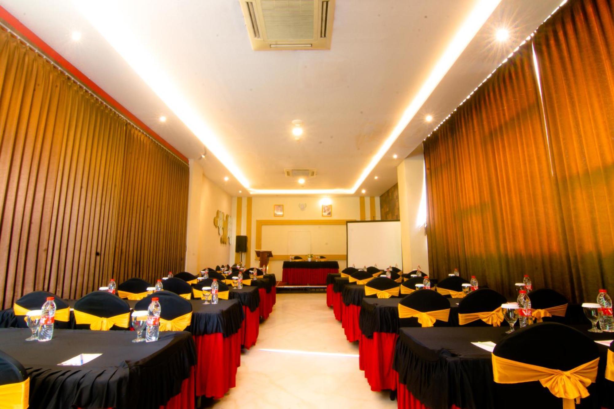 Front One Hotel Purwodadi Purwodadi  Buitenkant foto