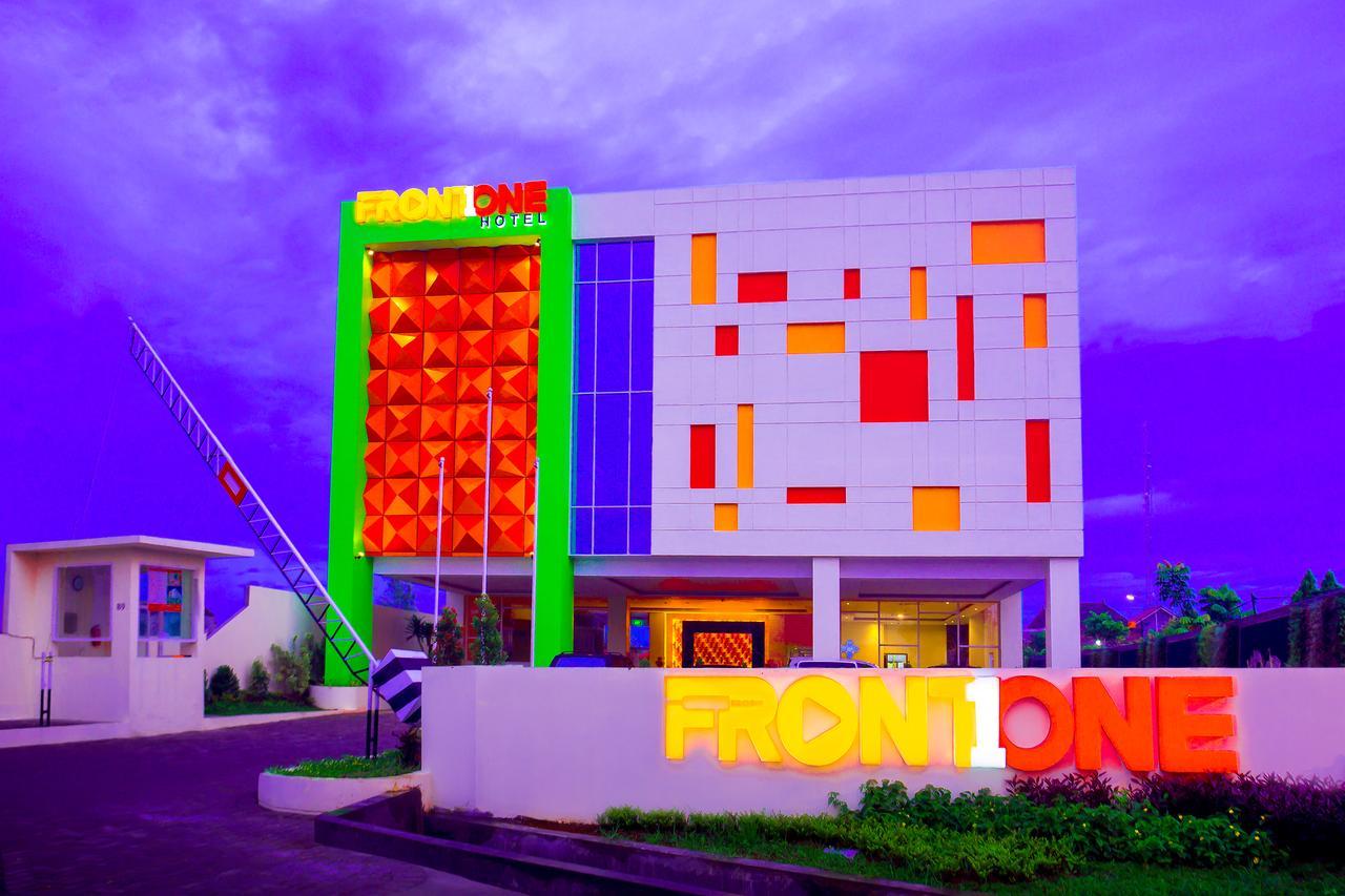Front One Hotel Purwodadi Purwodadi  Buitenkant foto